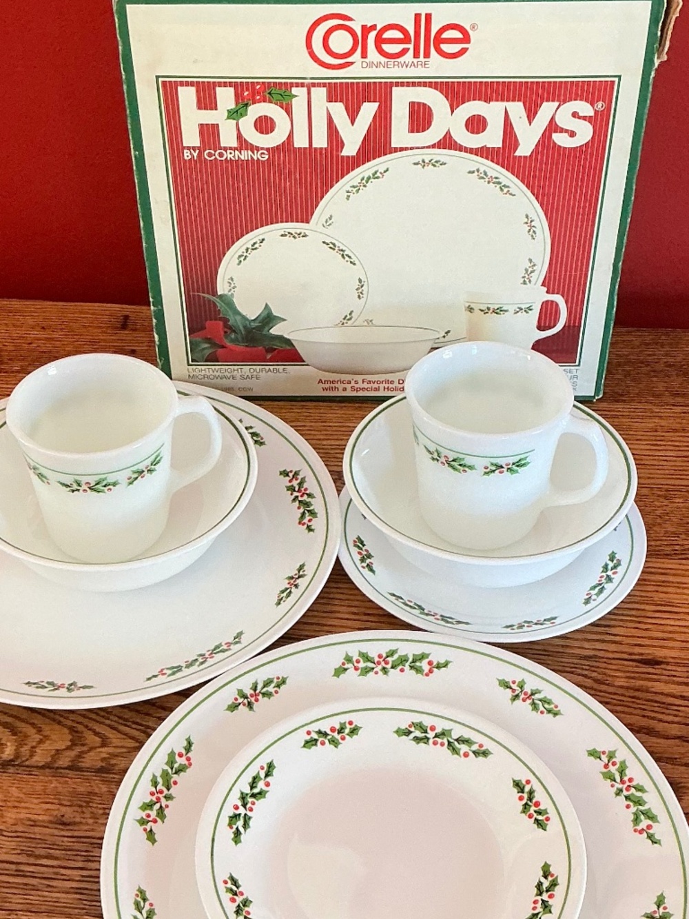 Corelle Vintage Holly Days by Corning Glass Works 1985 (8) Pieces Set USA
